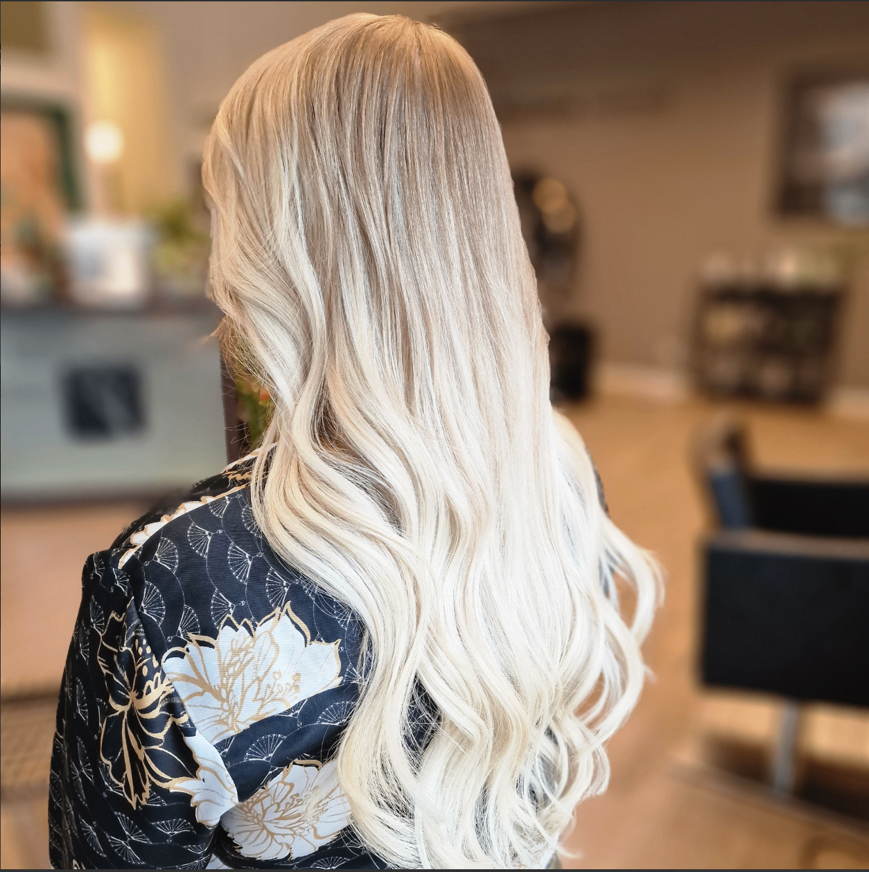 Elegant blond balayage med mjuka vågor skapad i Studio Skapas salong